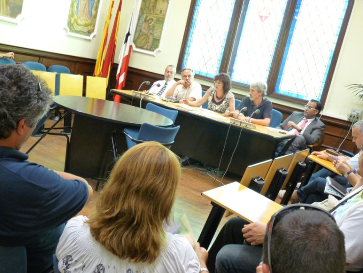 Els treballadors es van reunir al Saló de Plens amb regidors de tots els grups polítics del Ple Municipal