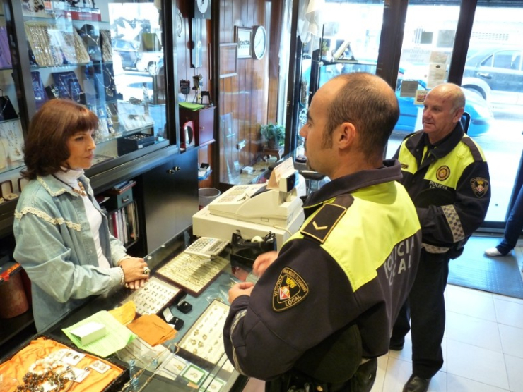 Els dos agents de Proximitat visiten un comerç del municipi