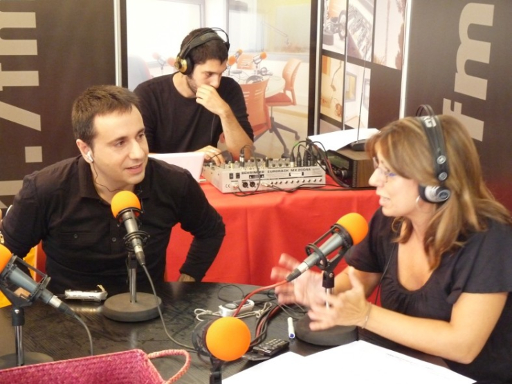 Eduard Garcia (dtor. Ràdio Palau), Carla Sanmartín (presentadora magazín) i Joan Martínez (tècnic so) fent la programació especial Fira Palau