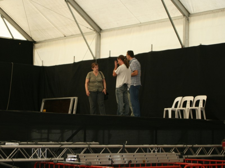 La regidora Carme Sanz i tècnics del consistori inspeccionen l'escenari