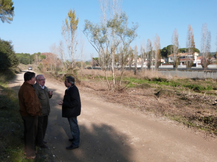 El regidor Sánchez i dos representants de l'AVV de la Pineda visiten la zona un cop finalitzats els treballs
