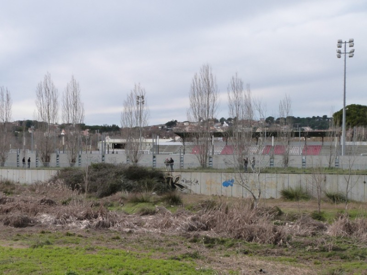 Part del tram que se saneja, amb el camp de futbol al fons