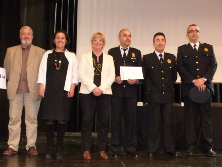 Teresa Padrós i Àngels Marcuello, amb comandaments de la Policia Local i el caporal que va rebre el reconeixement