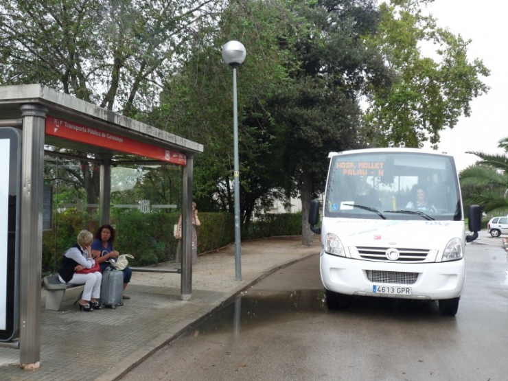 L'autobús de Mollet s'atura a la parada de l'Alzina, a l'av. Catalunya