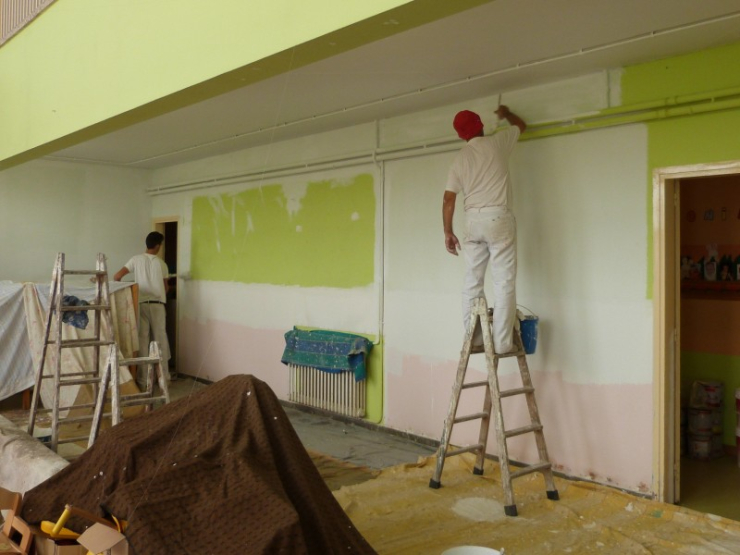 Operaris pinten l'estança principal de l'Escola Bressol Patufet