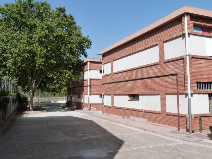 Entre altres millores, s'ha renovat el paviment de formigó de part del pati de l'Escola Josep M. Folch i Torres