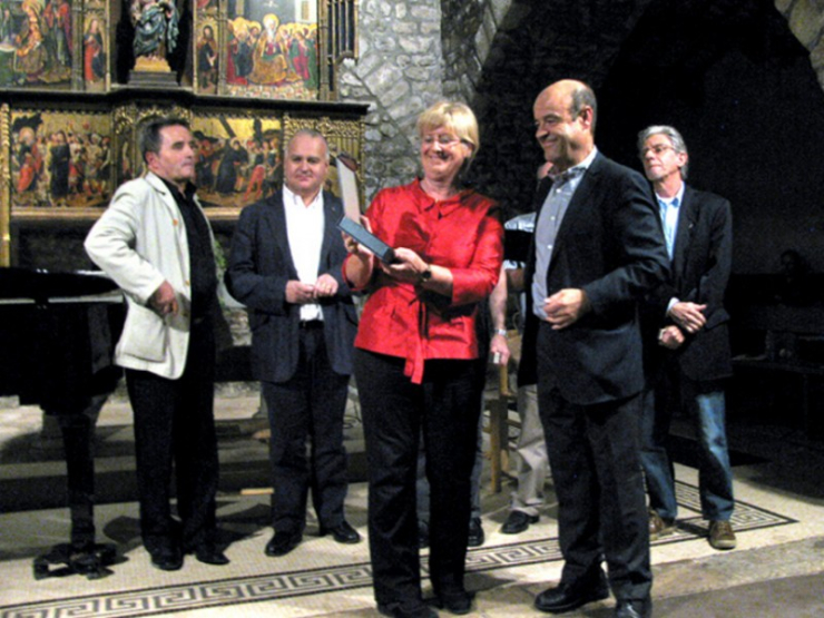 L'Alcaldessa i el president de l'Associació d'Amics de la Música Clàssica, amb diversos regidors de Cultura de l'Ajuntament democràtic. Imatge de Santi Lumbreras.