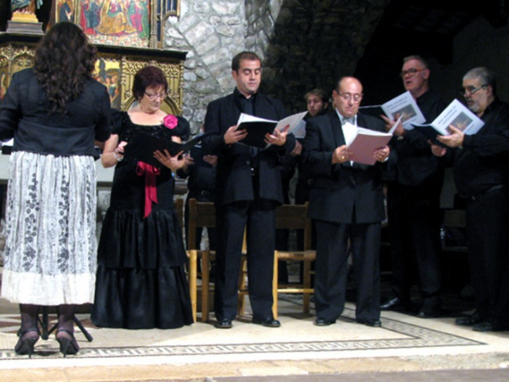 Daniel Mas, Montserrat Costa i el Cor Americantus, en el darrer concert de la 40a Nits Musicals de Santa Maria de Palau-solità. Imatge de Santi Lumbreras.
