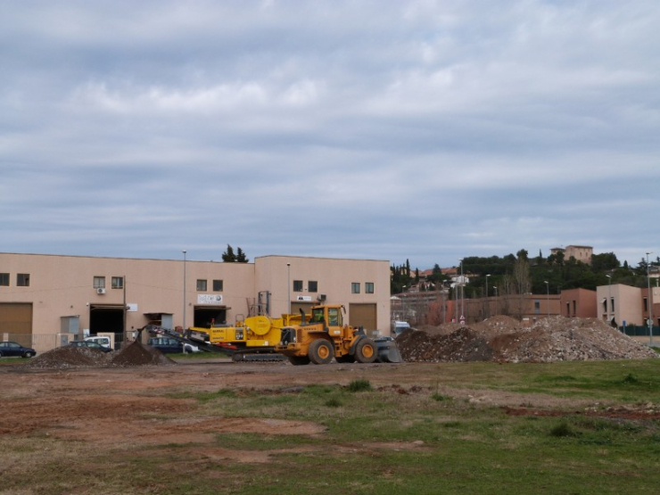 Maquinària treballant en el solar que quedarà net i amb nous arbres i mobiliari urbà quan acabi l'actuació.