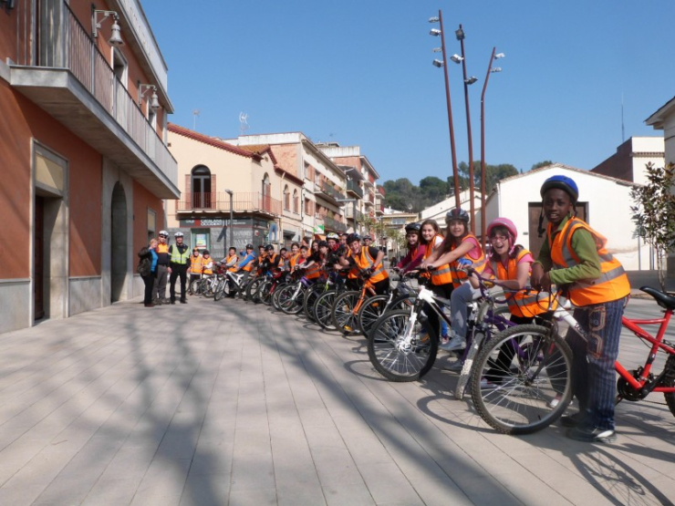 Els alumnes surten en bicicleta pel municipi per posar en pràctica els coneixements sobre com circular de forma segura i correcta.