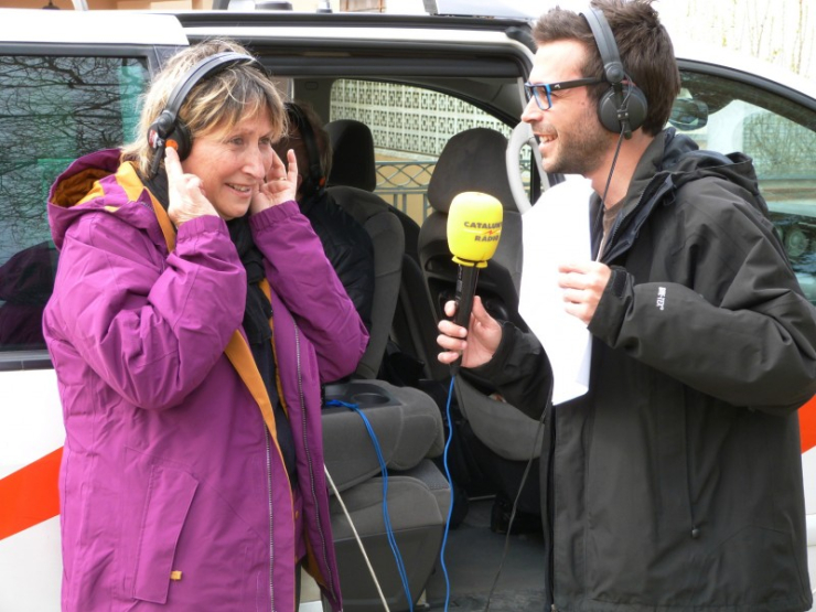 Teia Moner i Xavi Canalias, durant la connexió en directe per al programa 'Els optimistes' de Catalunya Ràdio.