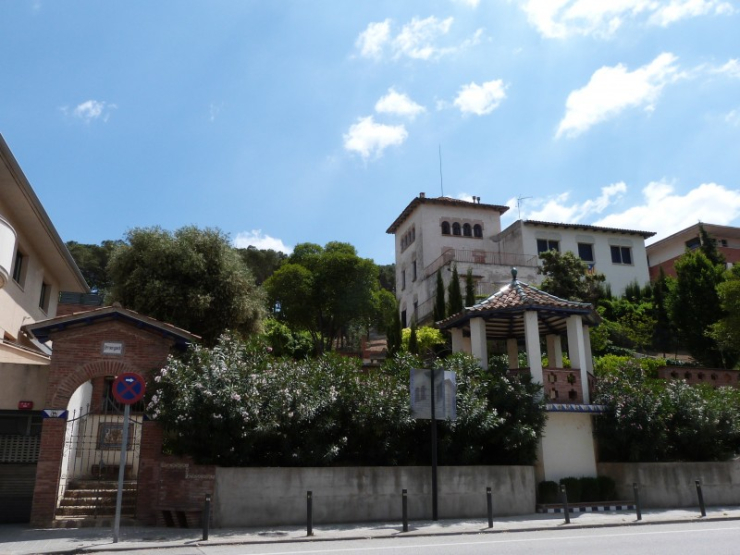 La Casa Folch i els seus jardins. Vista des de l'avinguda Catalunya.