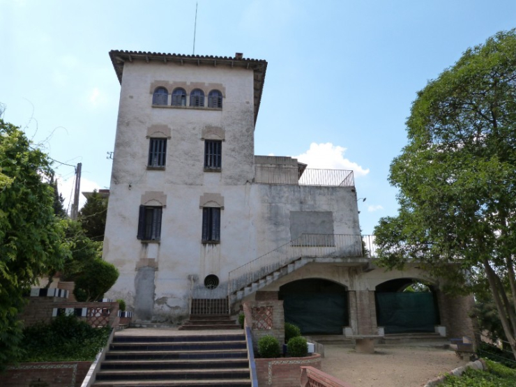 Façana nord de la torre de la Casa Folch, vista des del jardí del complex.