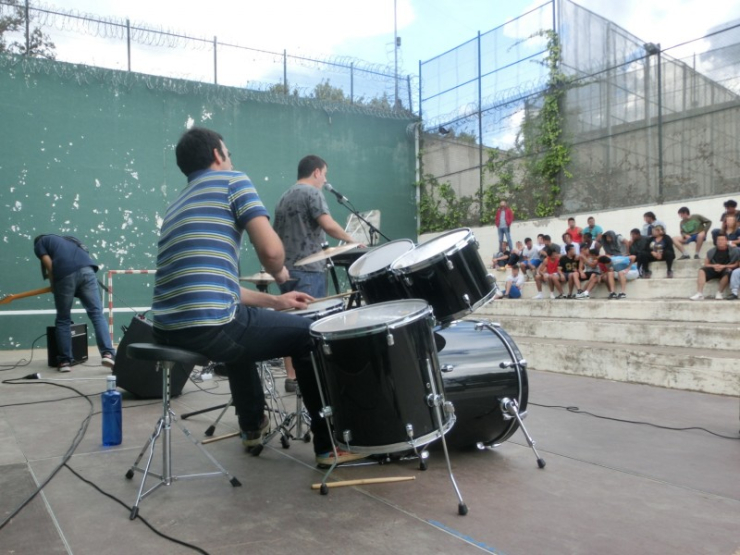 Concert del grup Estofats al centre educatiu l'Alzina, un dels actes del projecte intercultural.