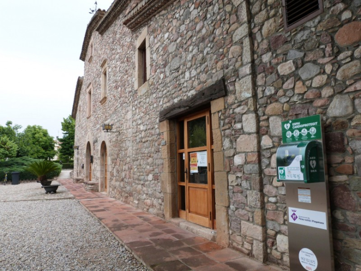 Desfibril·lador automàtic instal·lat a la façana de la Masia de Can Cortès (Camí Reial, 56).