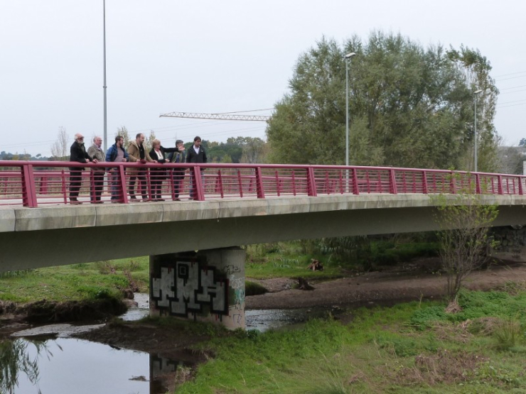 L'Alcaldessa Teresa Padrós, el regidor Pedro Sánchez i tècnics de l'ACA i de l'Ajuntament inspeccionen la Riera de Caldes des del pont de Can Cladellas.