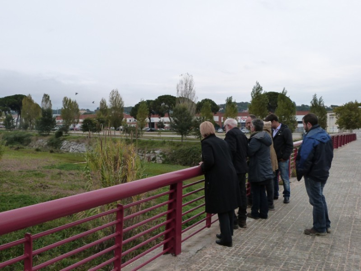 L'Alcaldessa Teresa Padrós, el regidor Pedro Sánchez i tècnics de l'ACA i de l'Ajuntament inspeccionen la Riera de Caldes des del pont de Can Cladellas.