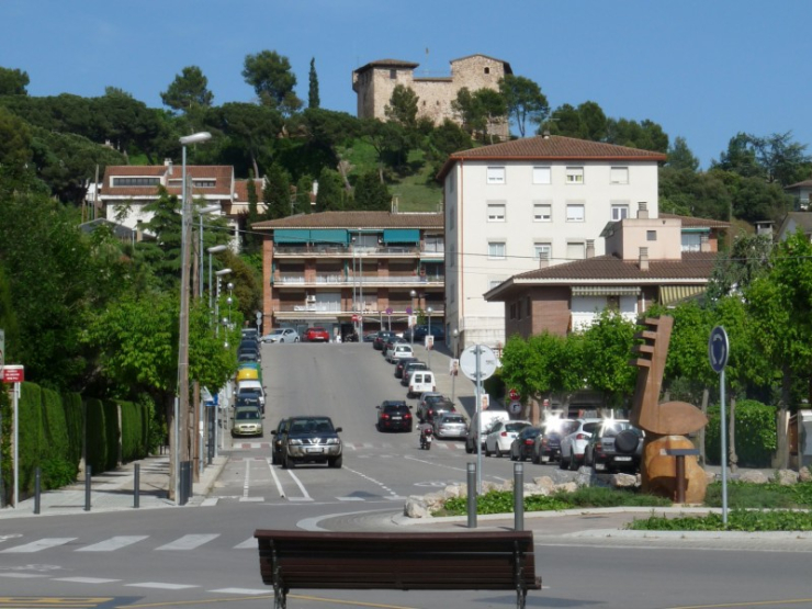 Vista del tram del carrer Can Cortès en què es renova la senyalització, des de la rambla Mestre Pere Pou.