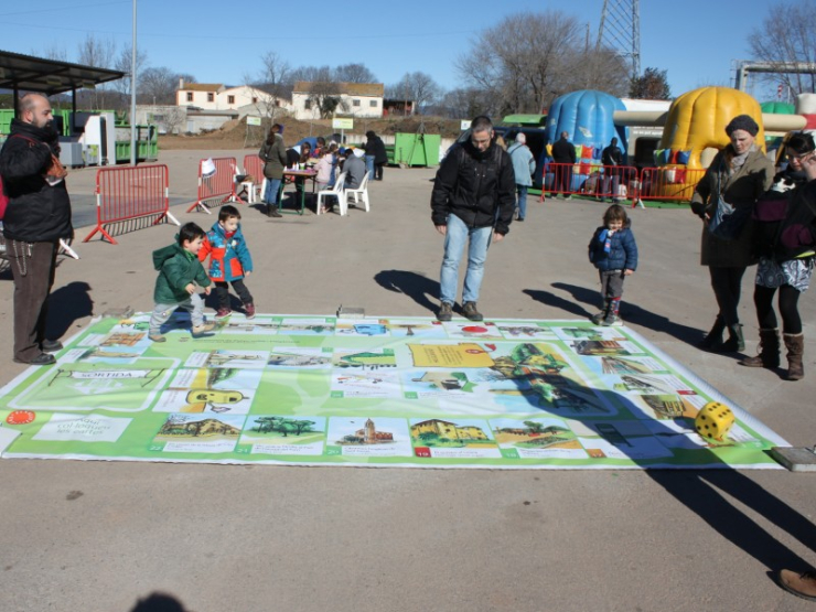 Nens i nenes passant-s'ho bé i aprenent amb el Joc del Reciclatge.