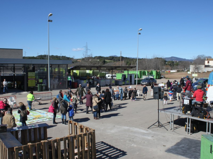 Vista general de la Deixalleria Municipal durant la Festa del Reciclatge.