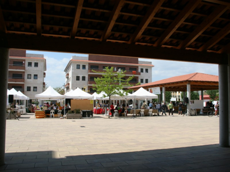 La Fira d'Antiguitats s'ubica a la plaça de Ca l'Estruch. En la imatge es pot veure la fira de Sant Jordi 2013 i la característica porxada de la plaça.