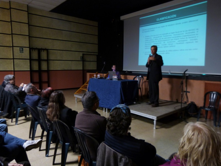 Rodrigo Cortés va explicar aspectes de la fiscalitat que afecten a les associacions. A la taula, Esaú Soto, qui va parlar de les subvencions per a projectes d'entitats.