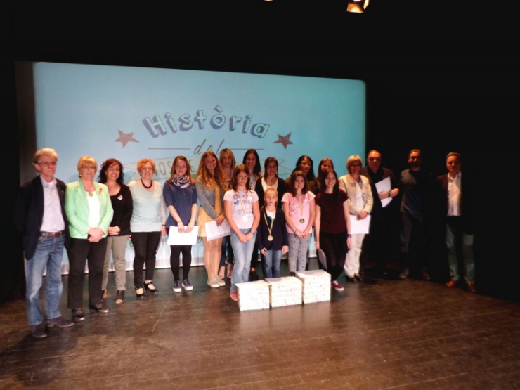 Les autores i autors de les obres guanyadores en els Premis St. Jordi 2015, amb membres del Jurat, l'Alcaldessa i regidors.