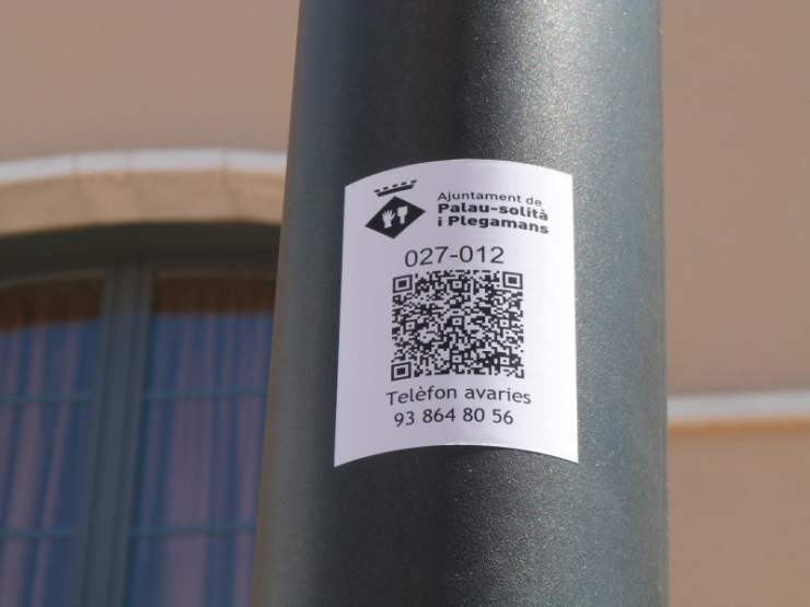 Codi QR en un dels fanals de la Zona de Vianants.