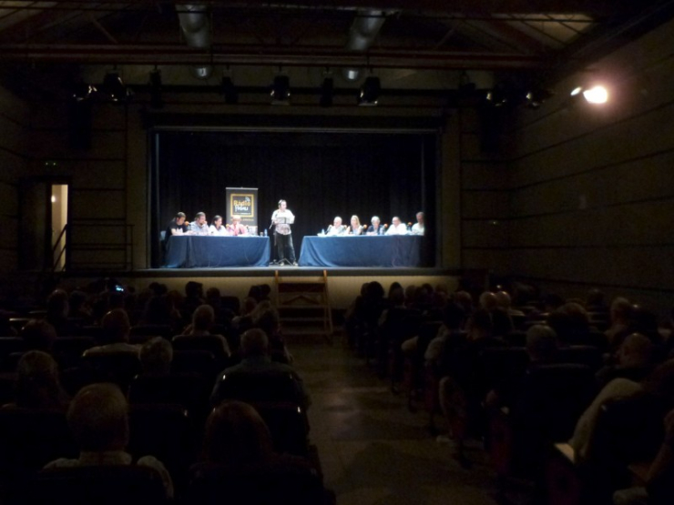 Força públic va acudir al Teatre de la Vila per presenciar el debat electoral.
