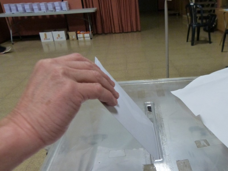 Una persona vota al local electoral de la Sala Polivalent.