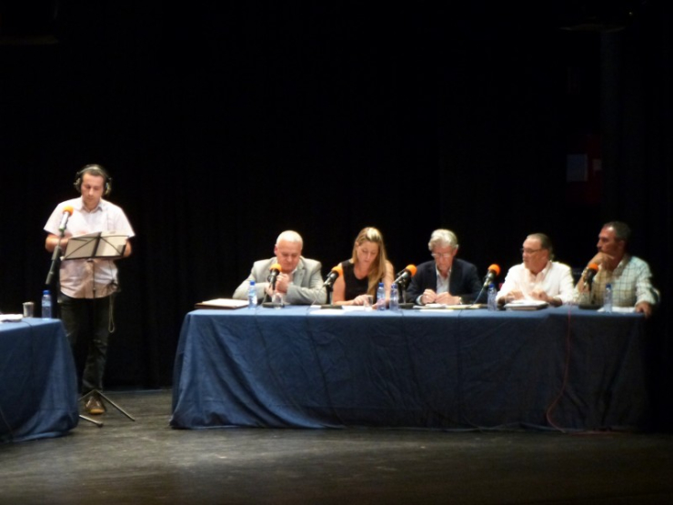 D'esquerra a dreta, el moderador Eduard Garcia, Jaume Oliveras (CiU), Mercedes Rodríguez (PP), Miquel Truyols (ERC), Joan Martínez (C's) i José Luis Heras (Ganemos Palau).