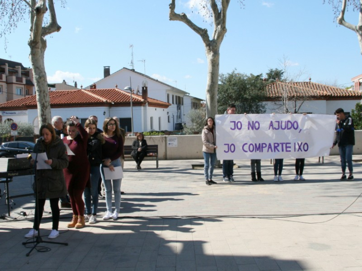 Dia Internacional de les Dones. Alumnes del PTT llegeixen el manifest del 8 de març i mostren una panacarta per la igualtat.