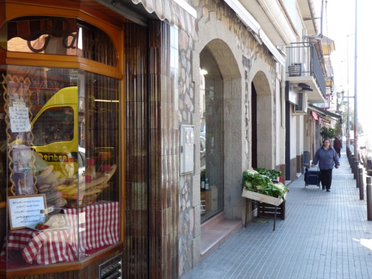 L'avinguda Catalunya és un dels eixos comercials de Palau-solità i Plegamans.