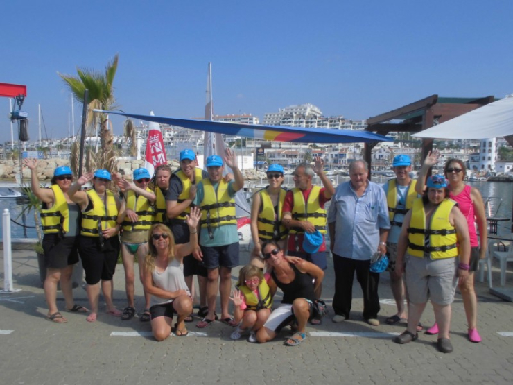Grup de palauencs i palauenques en la jornada de vela adaptada a Sitges.