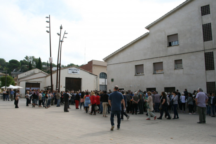 Concentració ciutadana de rebuig a la violència viscuda l'1 d'octubre.