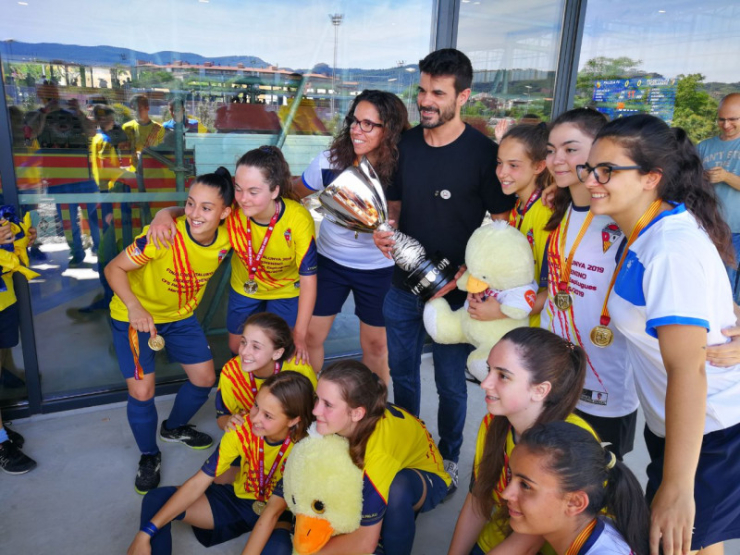 L'equip de futbol femení amb l'alcalde Oriol Lozano