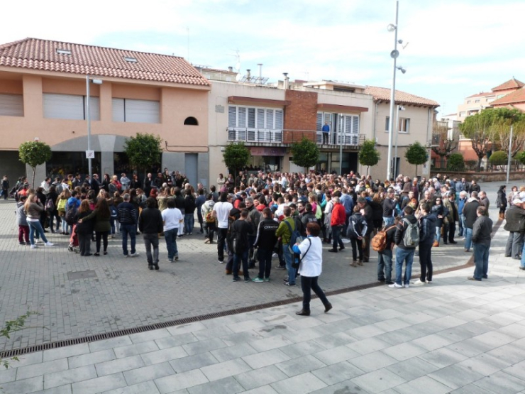Unes 500 persones s'han concentrat a la plaça de la Vila de Santa Perpètua de Mogoda per donar suport als treballadors de Panrico