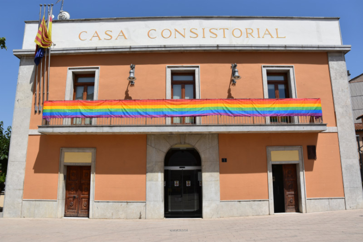 Façana Ajuntament amb la bandera LGTBI