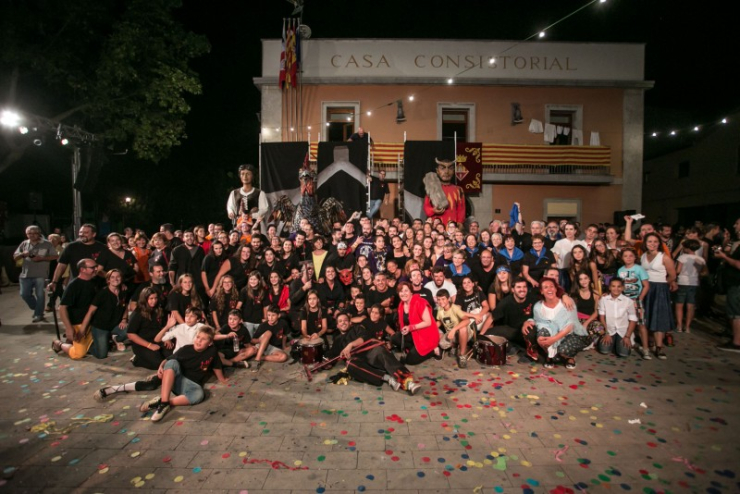 Membres de bona part de les entitats de cultura popular i festes en el Guirigall de la Festa Major 2016. Imatge presa per Miquel Monfort per encàrrec de l'Ajuntament.