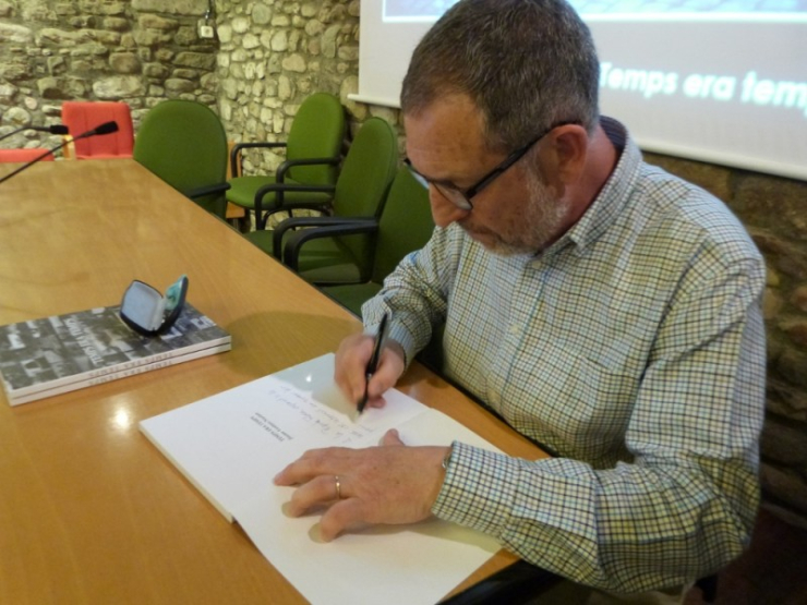 Jaume Ventura signant llibres