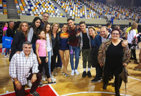 Laura Gómez Funes amb membres del club i família