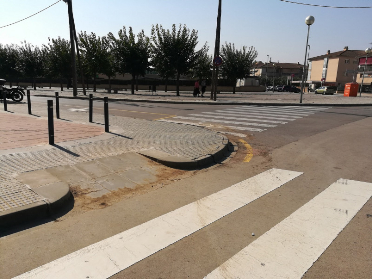 Pas de vianants accessible a la cruïlla del carrer Camí del Molí amb rambla del Molí