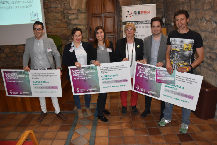 Els tres projectes premiats amb l'alcaldessa, Teresa Padrós, i el regidor d'Empresa, Marc Sanabria