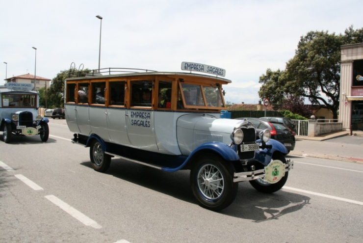 Autobús antic al seu pas per Palau-solità i Plegamans en una edició anterior del Ral·li.