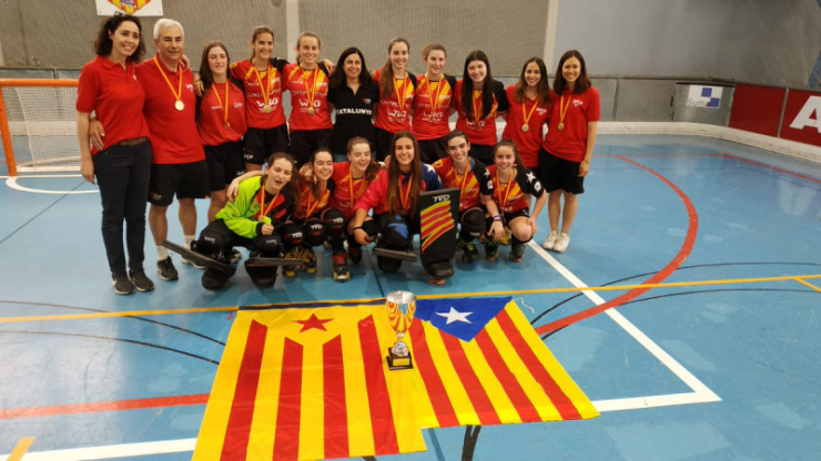 La selecció catalana sub 18 d'Hoquei amb el títol de campiones