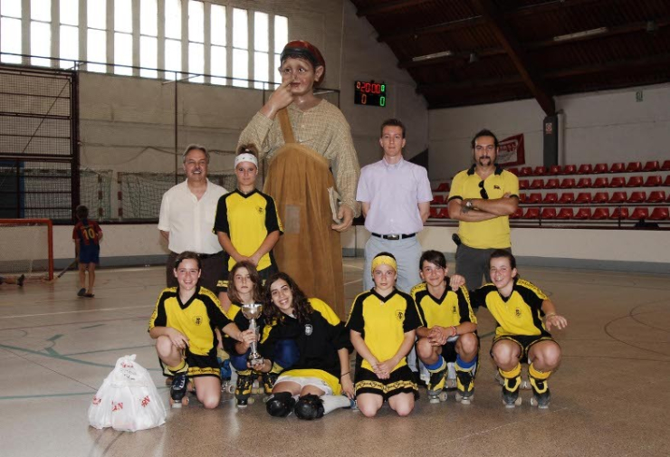 Regidors Font i Costa amb equip femení hoquei i Gegant Patufet