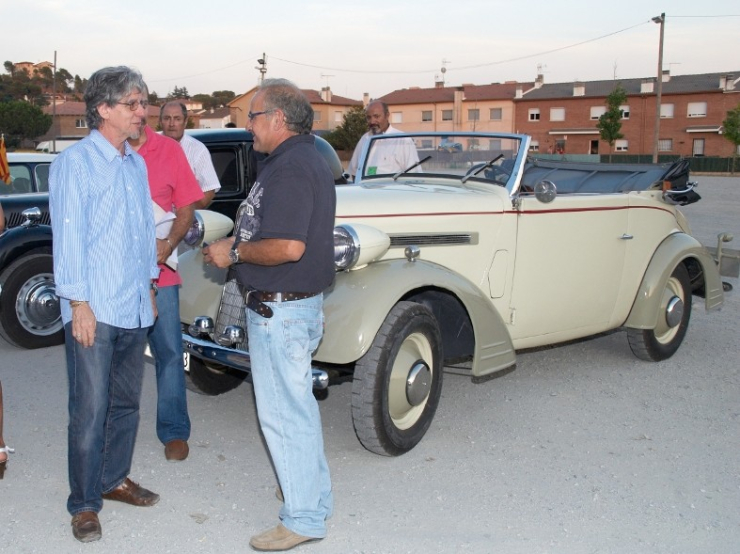El regidor Miquel Truyols i propietaris de cotxes clàssics davant de l'Opel guanyador