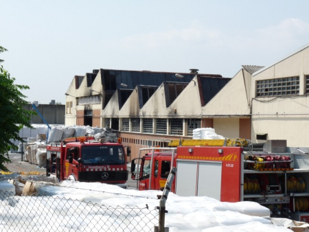 Els bombers, controlant que el foc no es torni a orginar