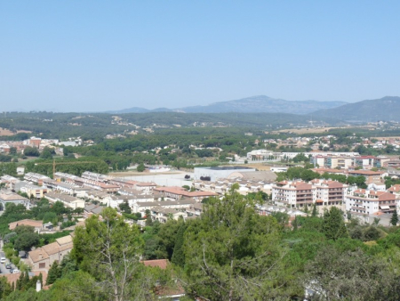 Panoràmica del poble amb part de la zona afectada pel PTMB al fons