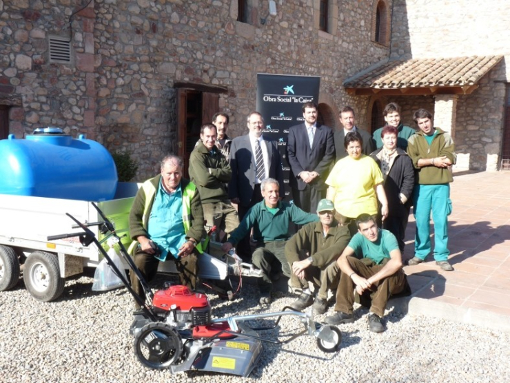 Part de l'equip de CIMEV i representants de la Caixa i de l'Ajuntament amb el material atorgat